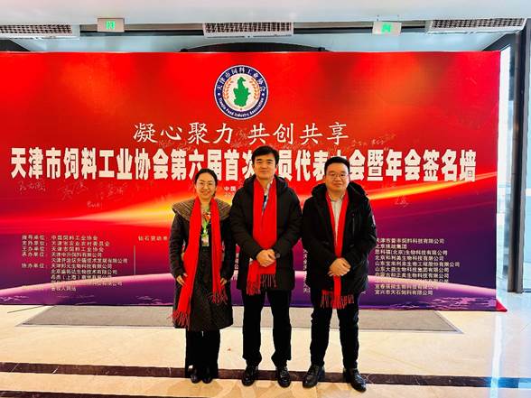 一群人站在一起合影 描述已自动生成